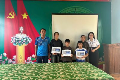 Tặng máy tính bảng cho học sinh nghèo