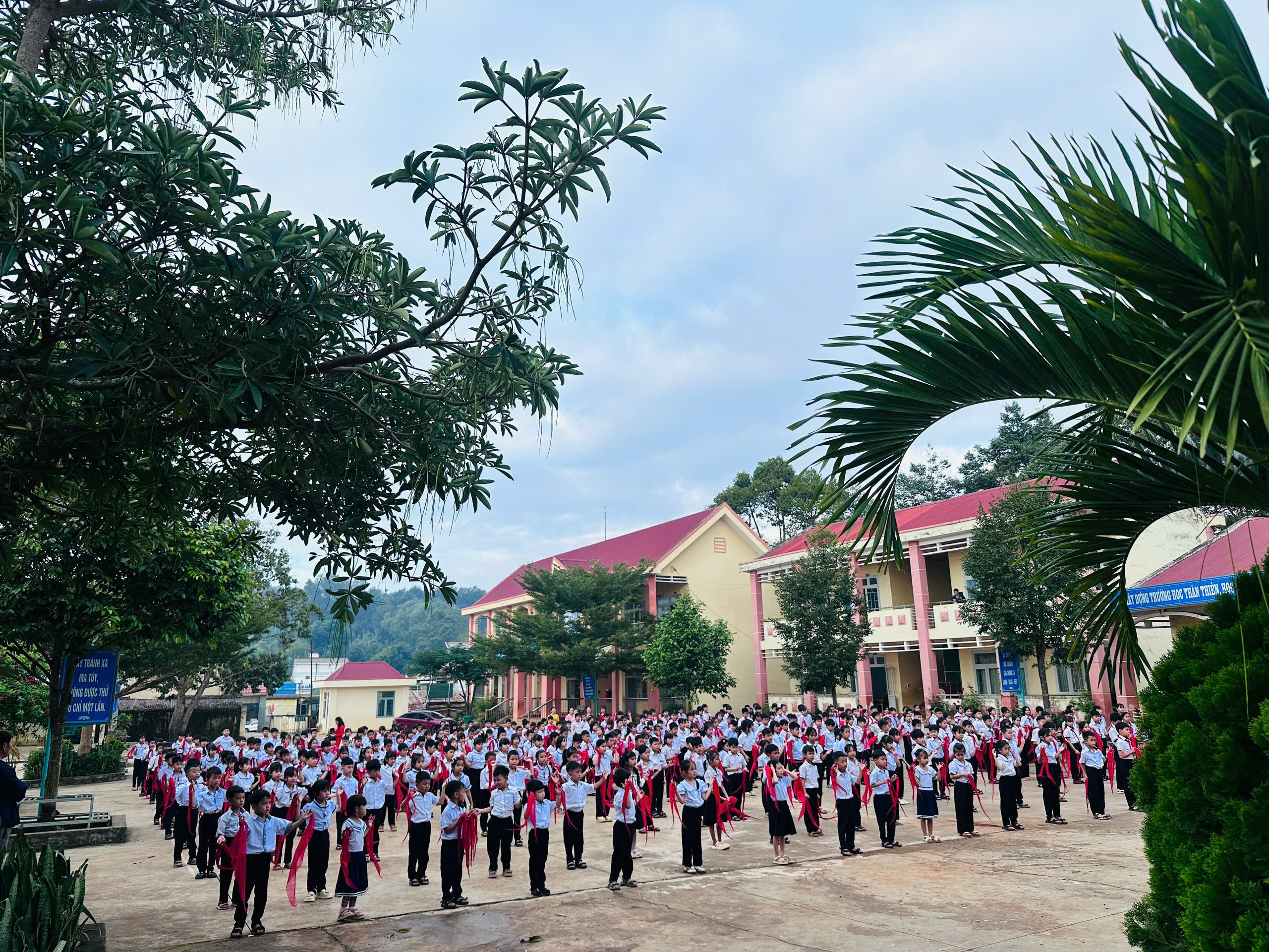 Đồng diễn  múa hát sân trường TH Lương Thế Vinh